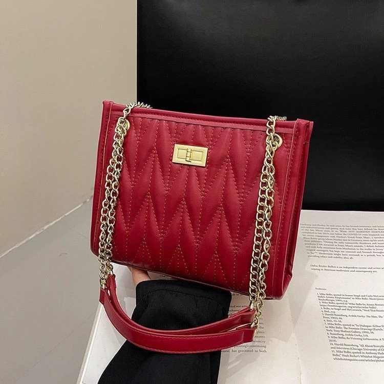 紅色菱格紋鏈條包